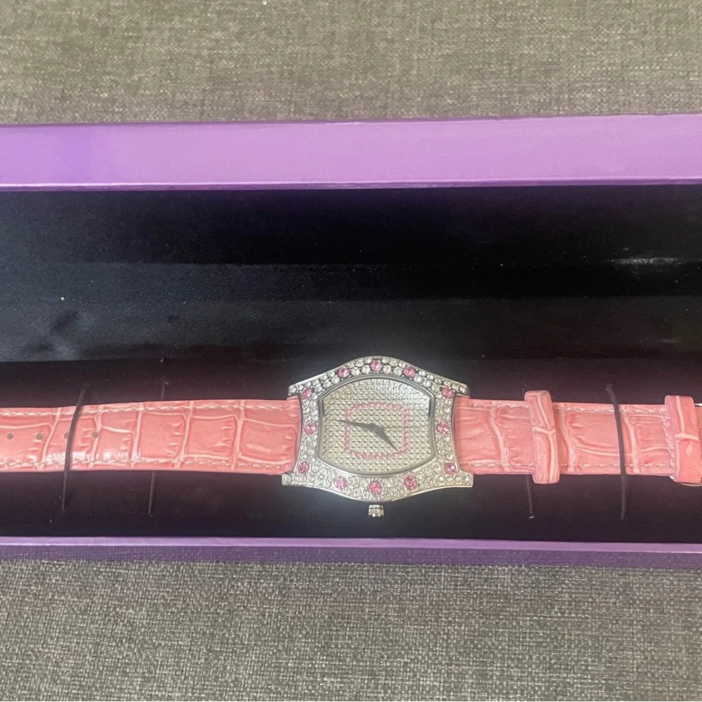 New Suzanne Somers collection wristwatch lots of bling Runs well! Perfec… - Picture 1 of 4